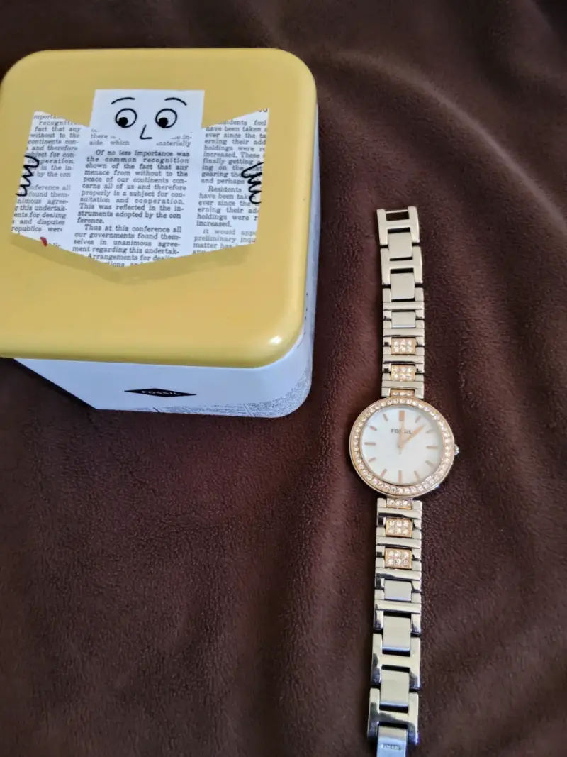 Reloj Fossil dorado con cristales - 2