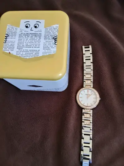 Reloj Fossil dorado con cristales - miniatura 2
