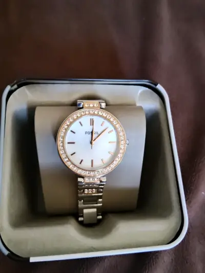 Reloj Fossil dorado con cristales - miniatura 3