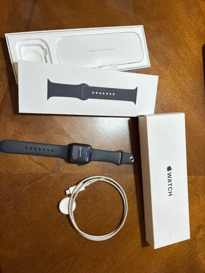 Apple Watch SE 40mm  32GB negro con cargador - miniatura 1
