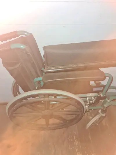 Silla de ruedas plegable - miniatura 1