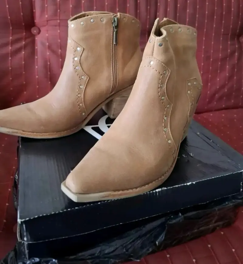 Botines de cuero . - 2
