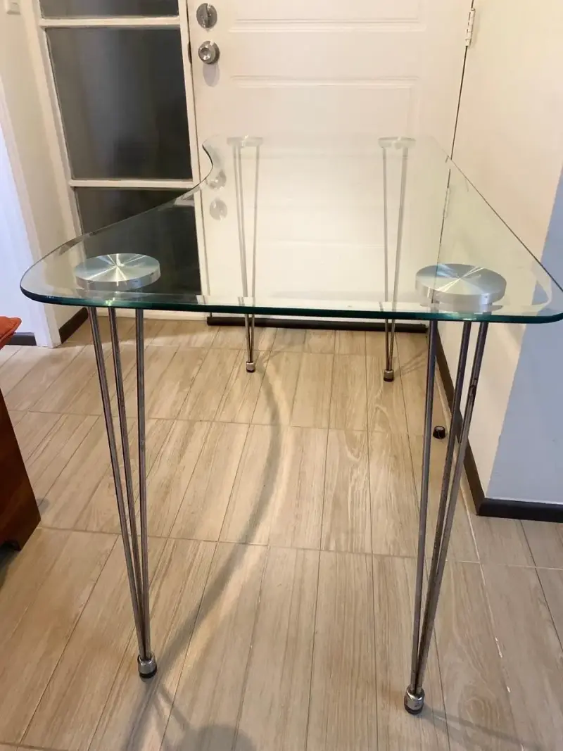 Mesa de vidrio transparente