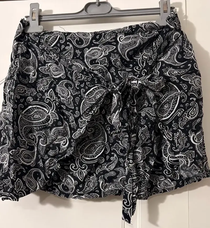 Falda corta estampado paisley