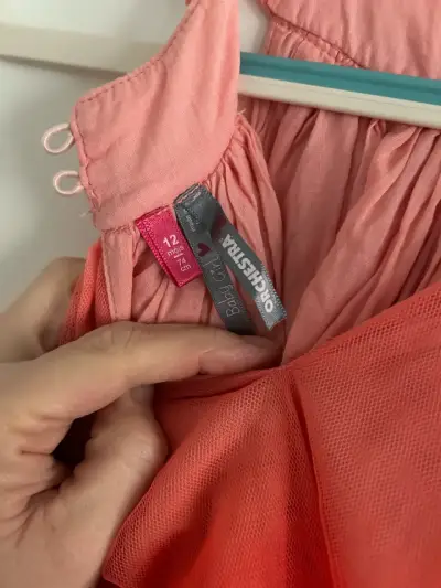 Vestido rojo con lentejuelas - miniatura 3