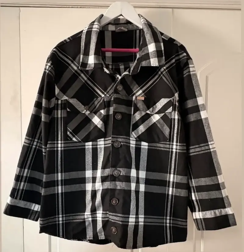 Camisa a cuadros negra y blanca