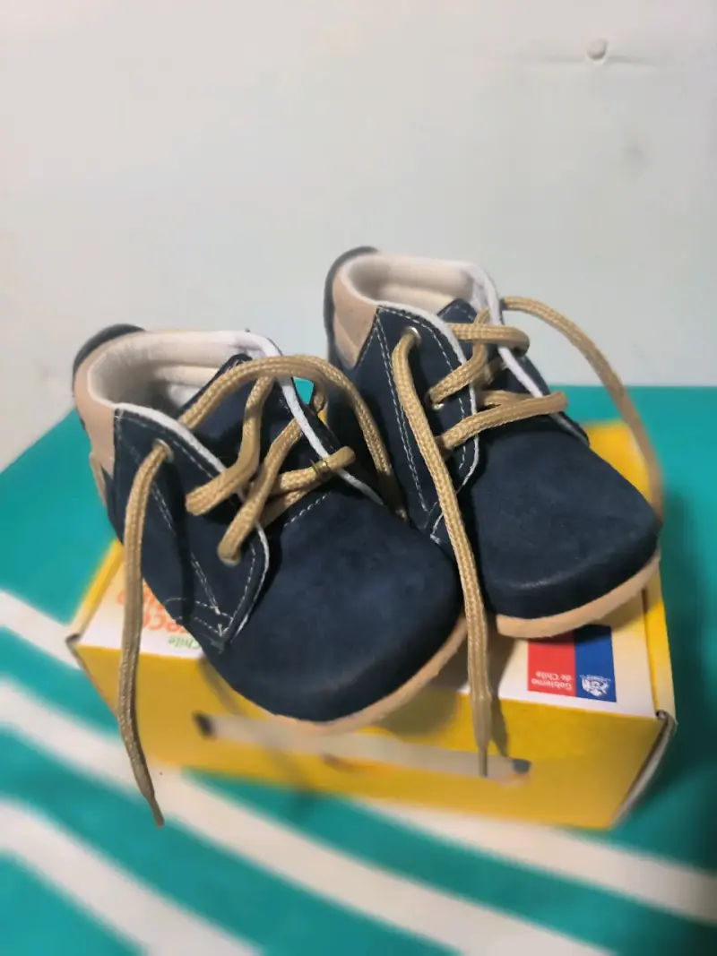 Conjunto infantil con tirantes, zapatillas de niño - 2