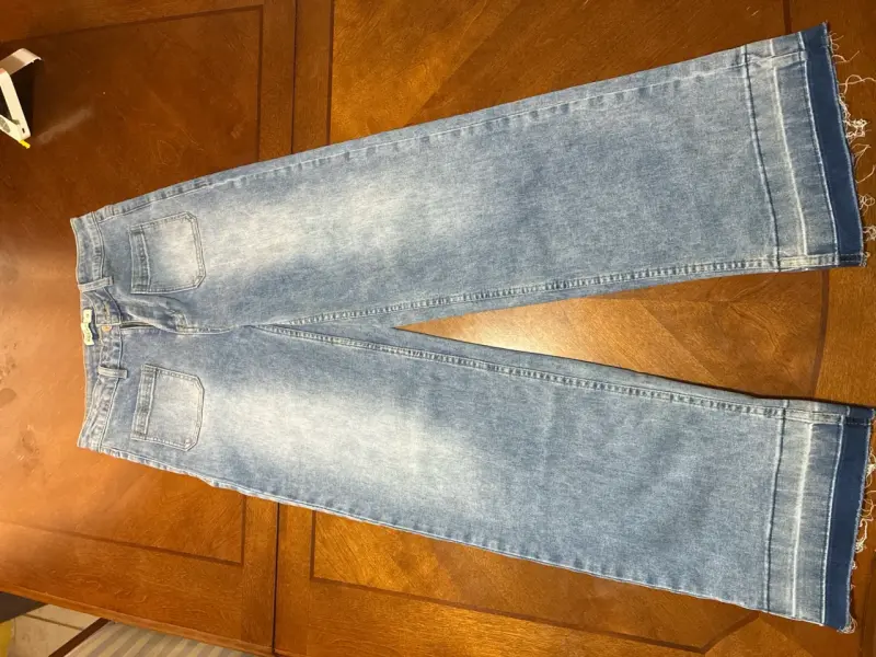 Jeans claros niña con detalles deshilachados