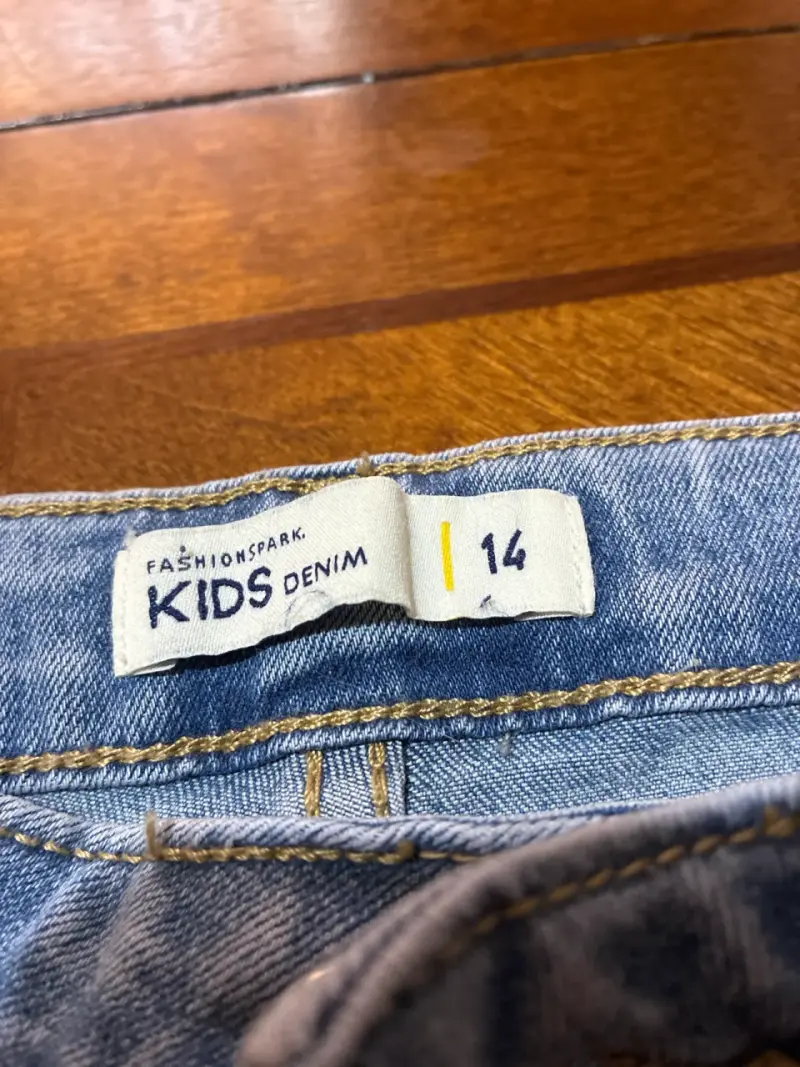 Jeans claros niña con detalles deshilachados - 3
