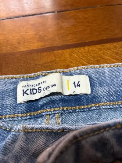 Jeans claros niña con detalles deshilachados - miniatura 3