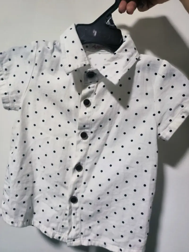 Camisa blanca a lunares para niños