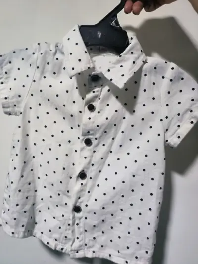 Camisa blanca a lunares para niños - miniatura 1