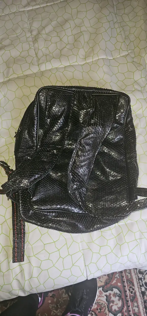 Mochila negra de cuero texturizado