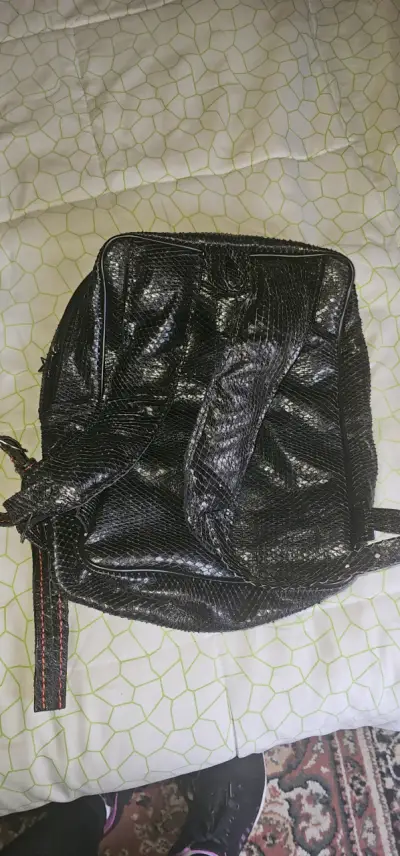Mochila negra de cuero texturizado - miniatura 1