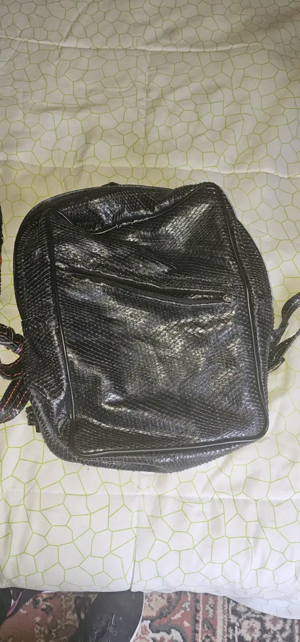 Mochila negra de cuero texturizado - 2