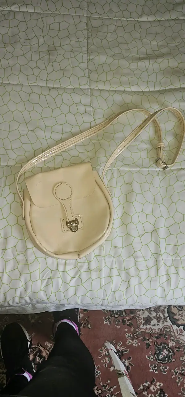 Cartera beige compacta