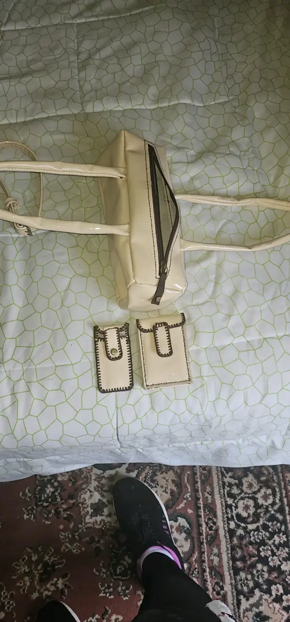 Bolso beige con estuches a juego