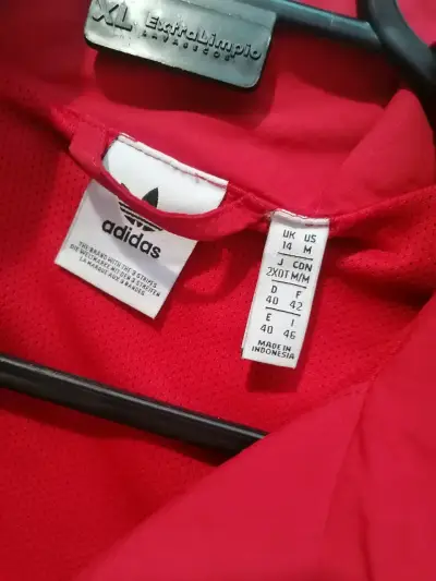 Chaqueta deportiva roja, Adidas talla M - miniatura 4
