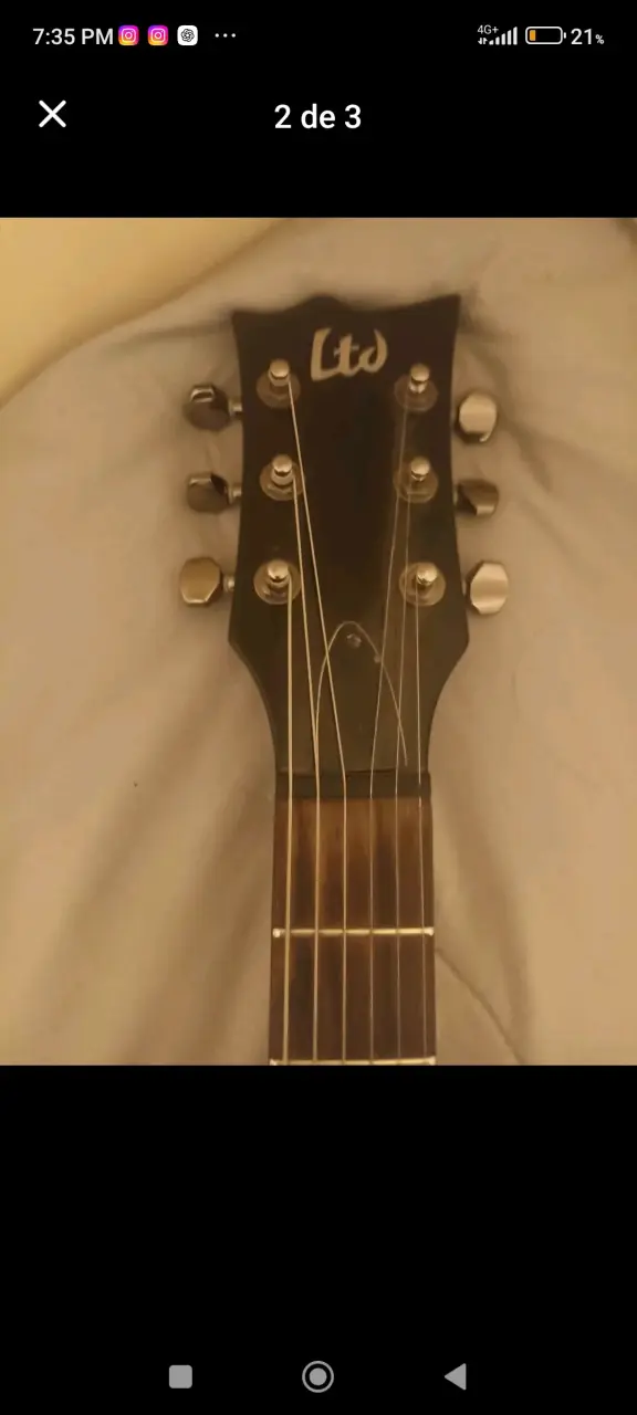 Guitarra eléctrica negra - 2