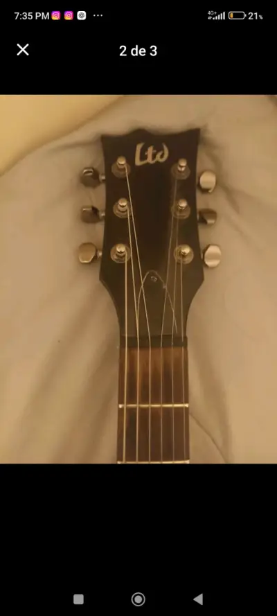 Guitarra eléctrica negra - miniatura 2