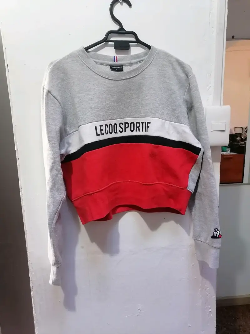 Polerón Le Coq Sportif gris y rojo