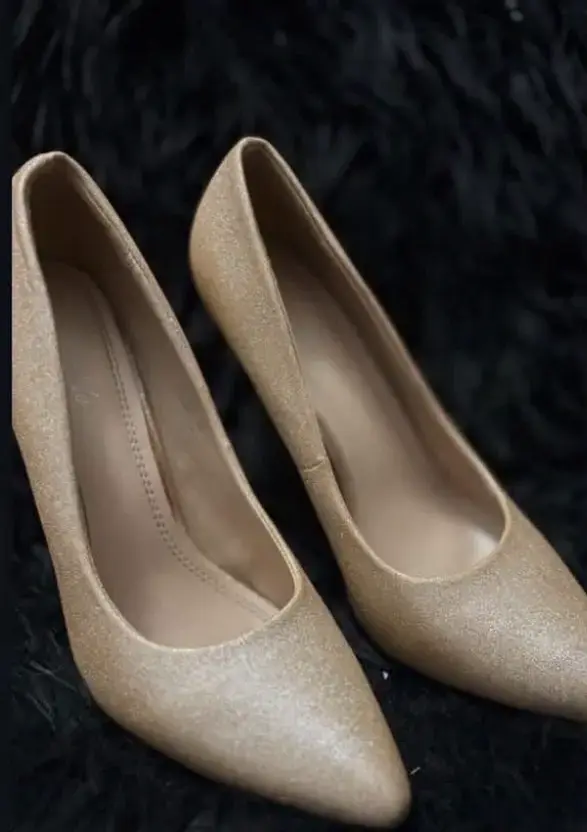 Zapatos de tacón dorados