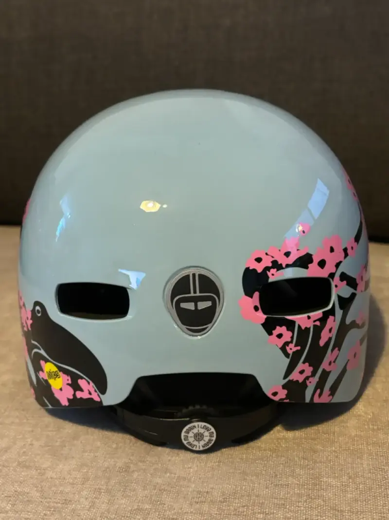 Casco de ciclismo Nutcase con diseño floral