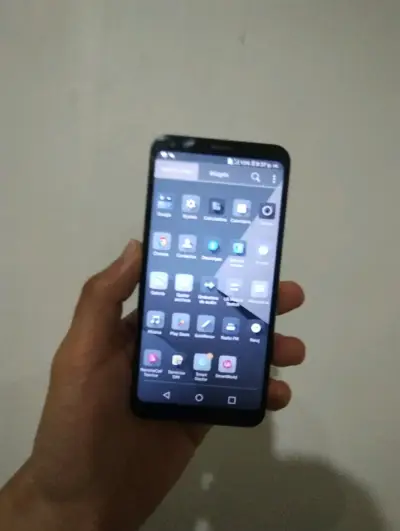 Teléfono LG Q6 - 3gb ram - 32gb - Liberado - miniatura 1