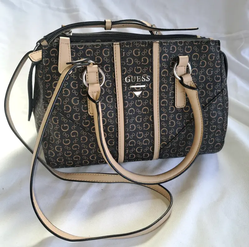 Cartera Guess monogram negro y beige