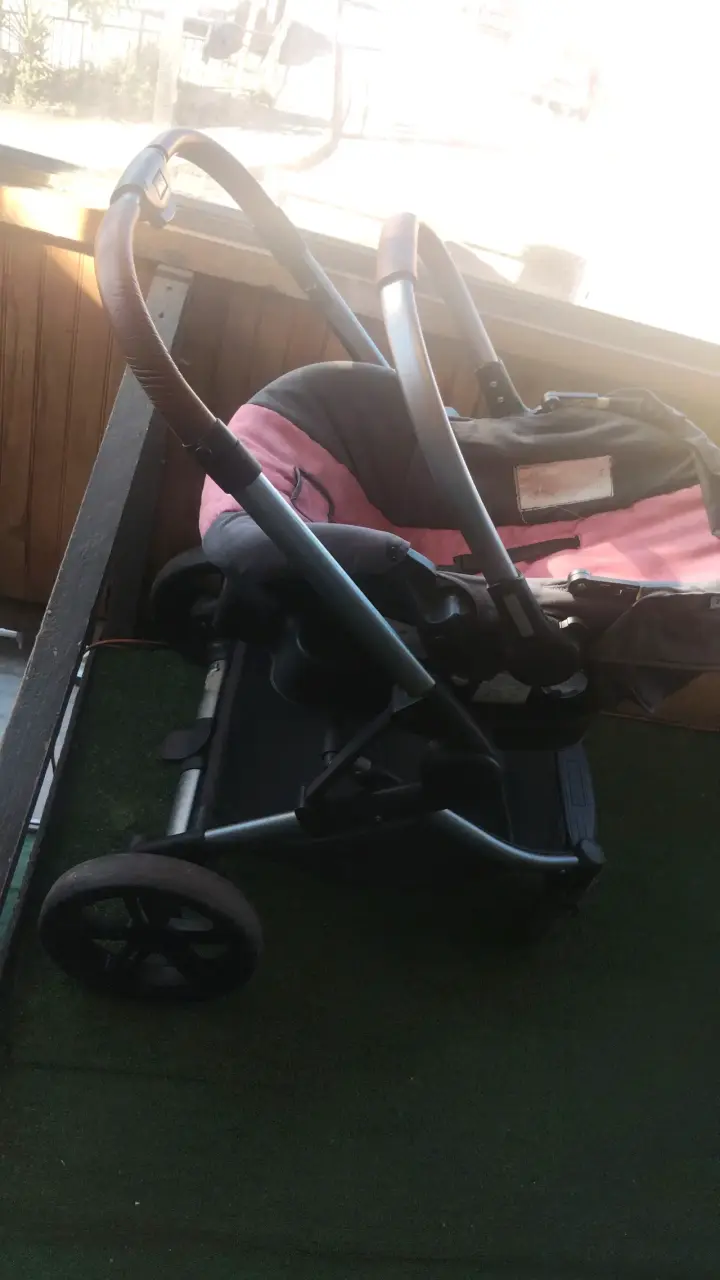 Coche de bebé rosado vendo coche pa bb
