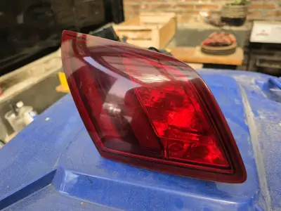 Foco trasero de Peugeot 308 T9 2014 al 2020 - miniatura 1