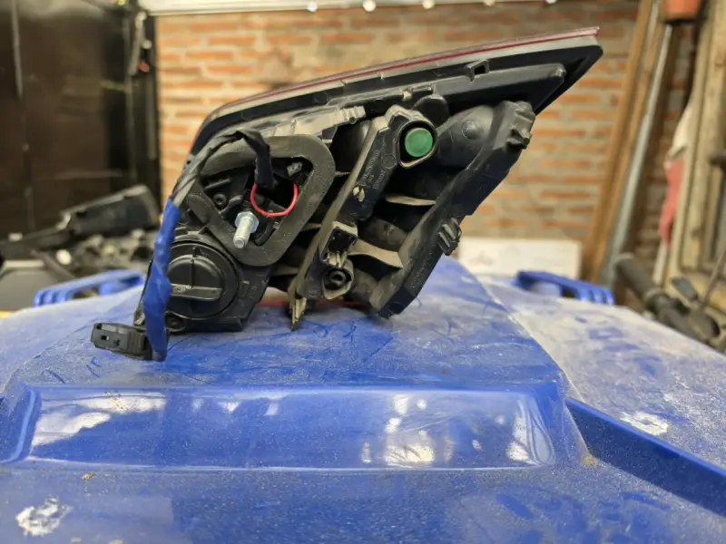 Foco trasero de Peugeot 308 T9 2014 al 2020 - 4