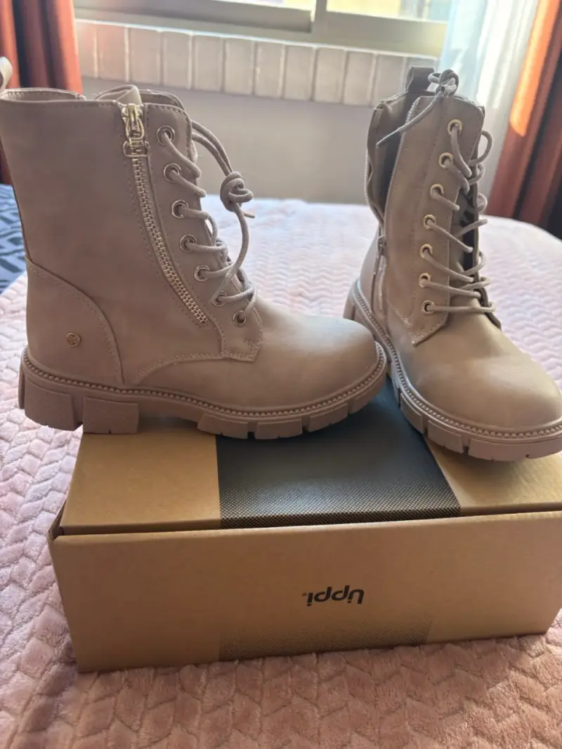 Botines beige con cierre lateral