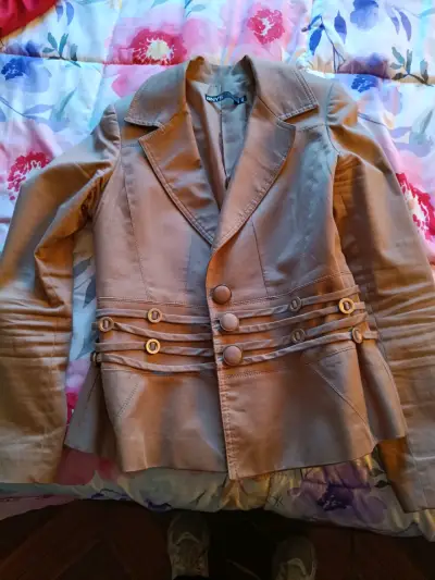 Blazer beige con botones decorativos - miniatura 1
