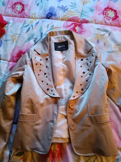 Blazer beige con botones decorativos - miniatura 2