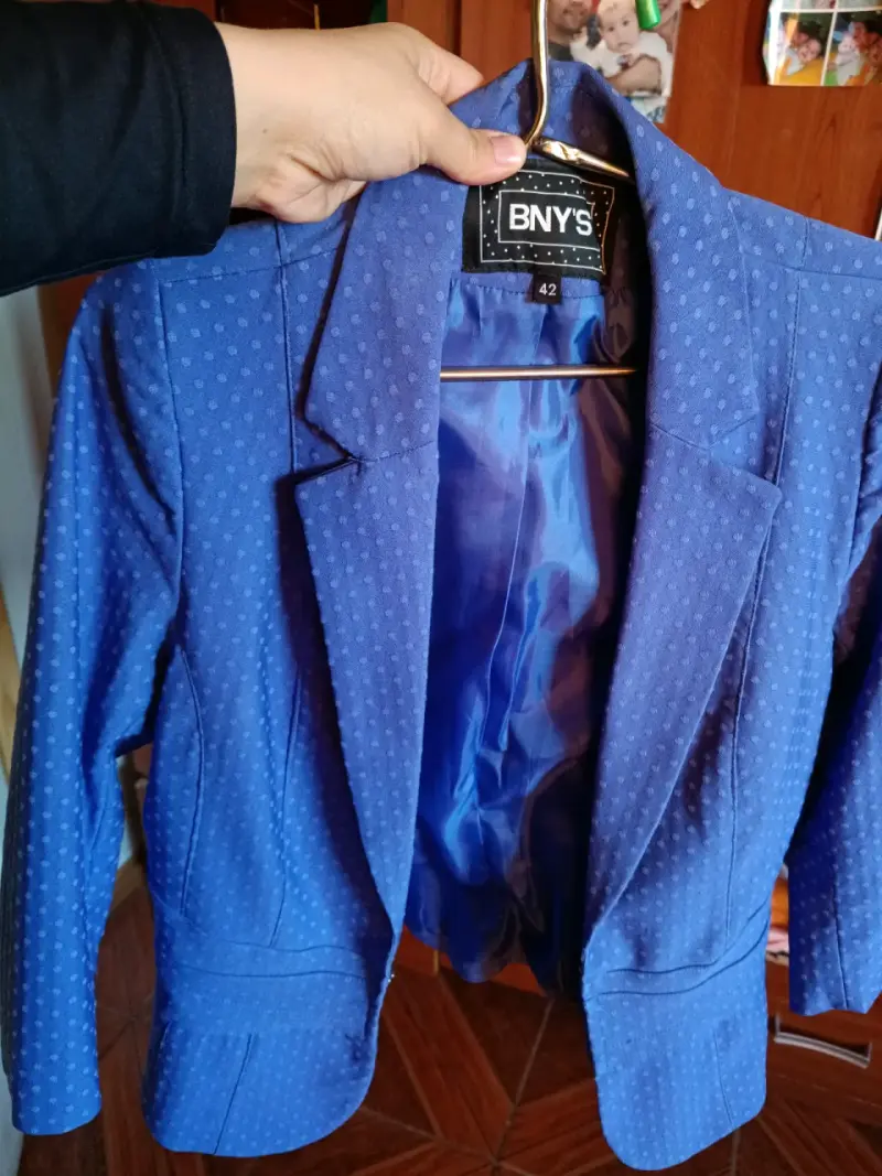 Blazer beige con botones decorativos - 3