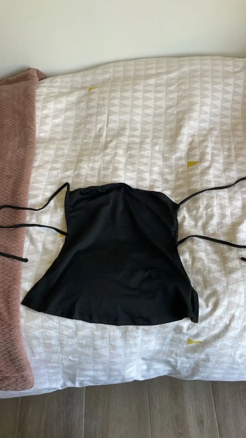 Top negro con tirantes que se amaran a la espalda