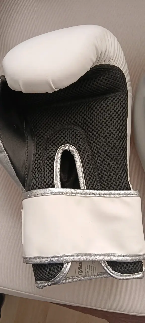 Guantes de boxeo blancos y negros