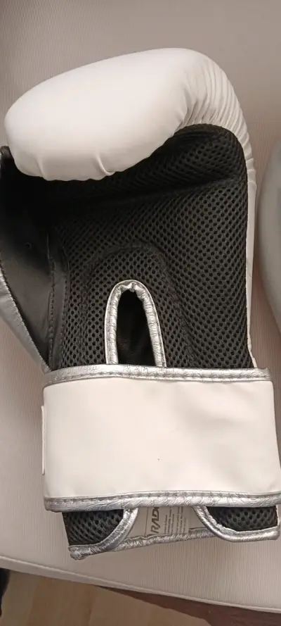 Guantes de boxeo blancos y negros - miniatura 1