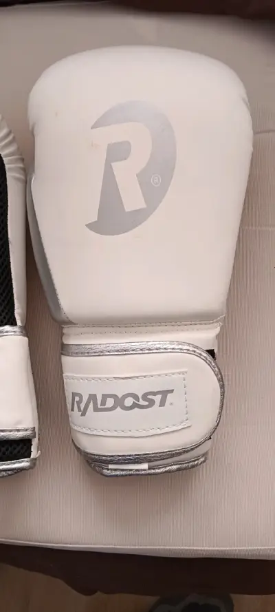 Guantes de boxeo blancos y negros - miniatura 2