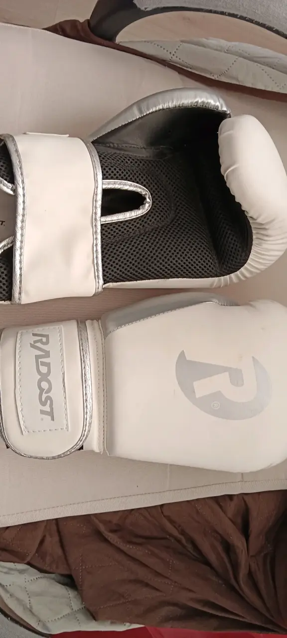 Guantes de boxeo blancos y negros - 3
