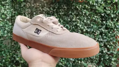 Zapatillas beige DC con suela café - miniatura 1
