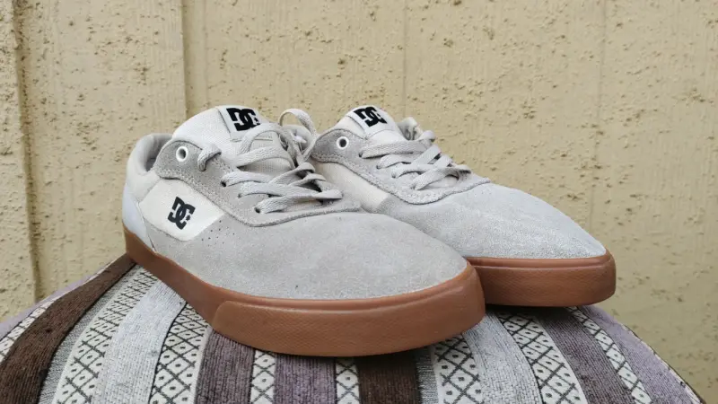 Zapatillas beige DC con suela café - 2