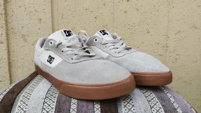 Zapatillas beige DC con suela café - miniatura 2