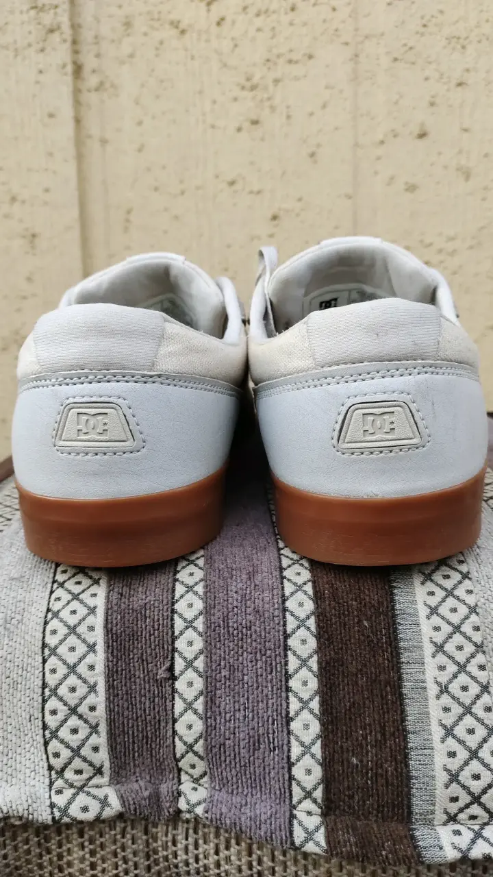 Zapatillas beige DC con suela café - 3