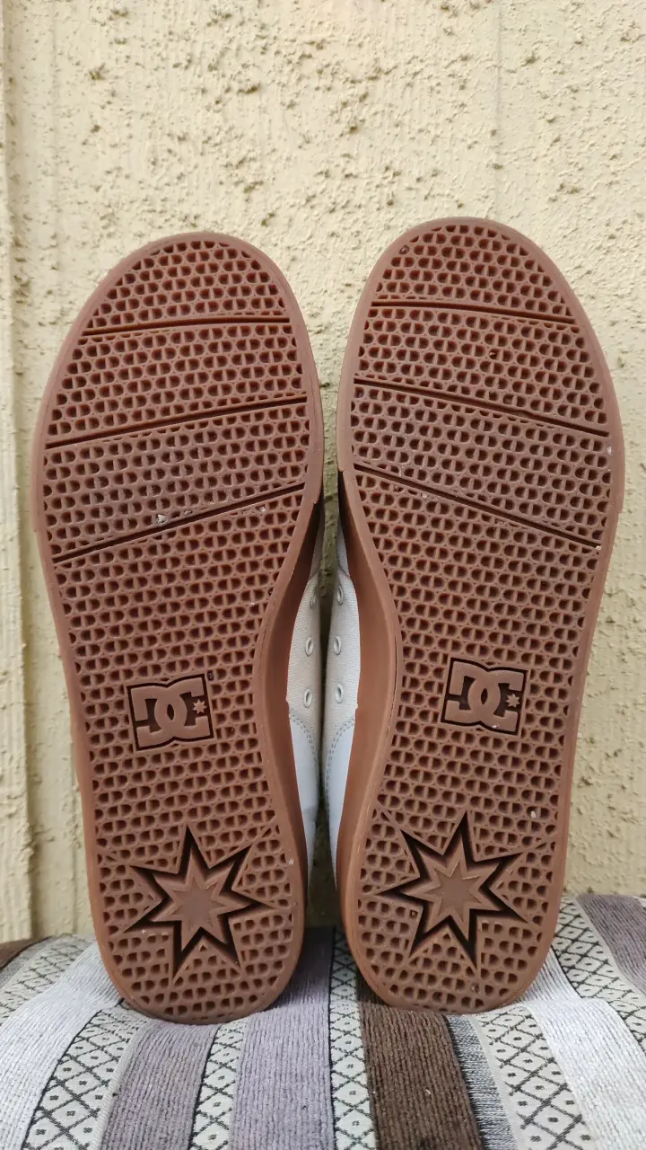 Zapatillas beige DC con suela café - 4