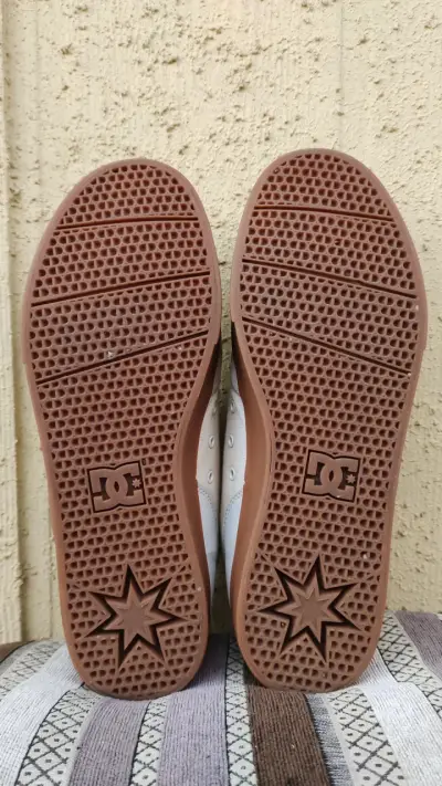 Zapatillas beige DC con suela café - miniatura 4