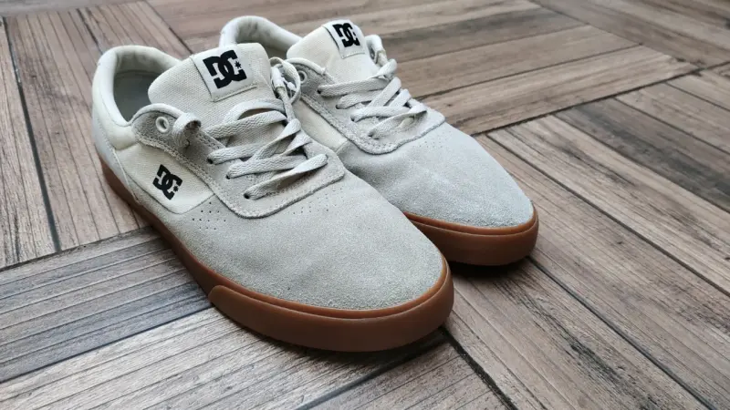 Zapatillas beige DC con suela café - 5