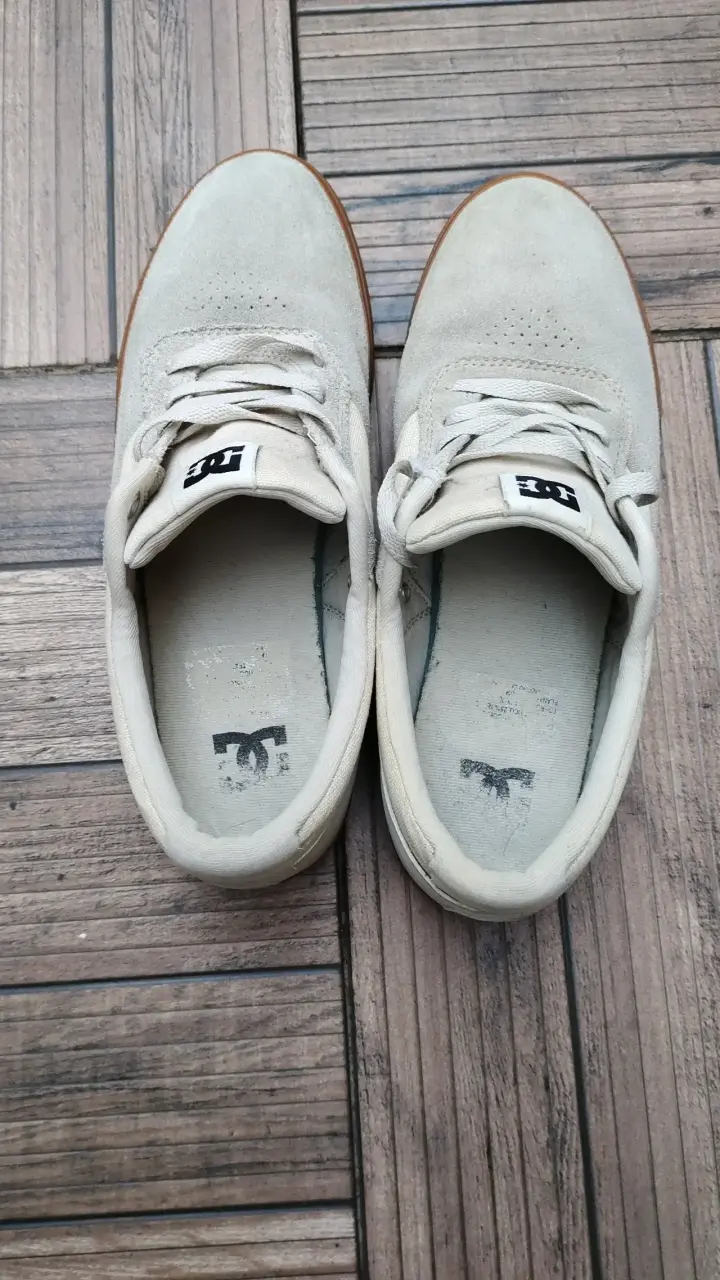 Zapatillas beige DC con suela café - 6