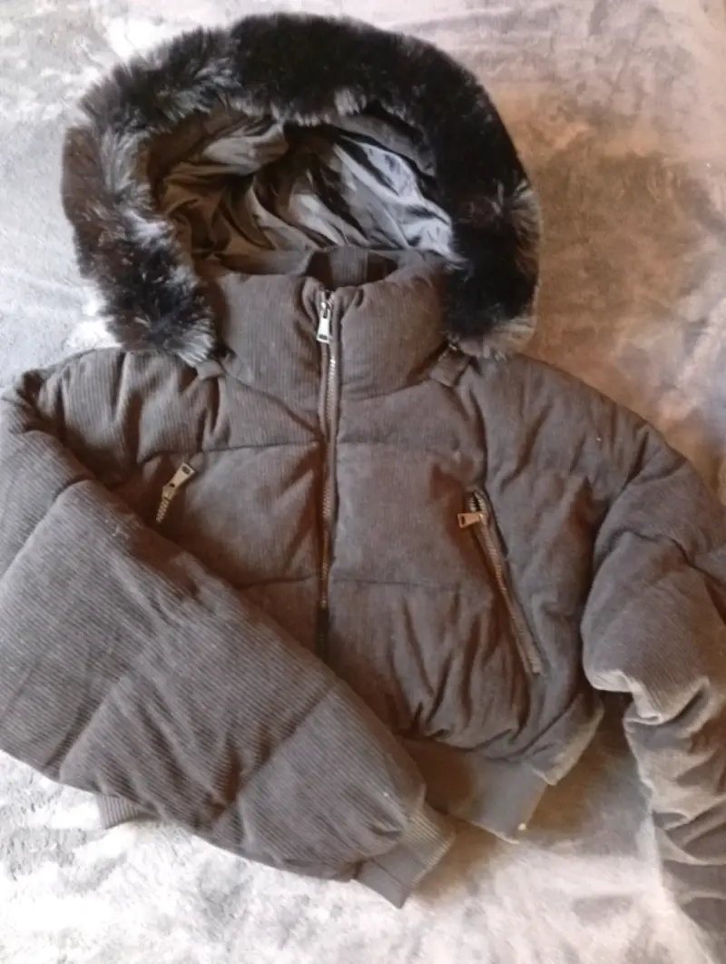 Chaqueta con capucha negra